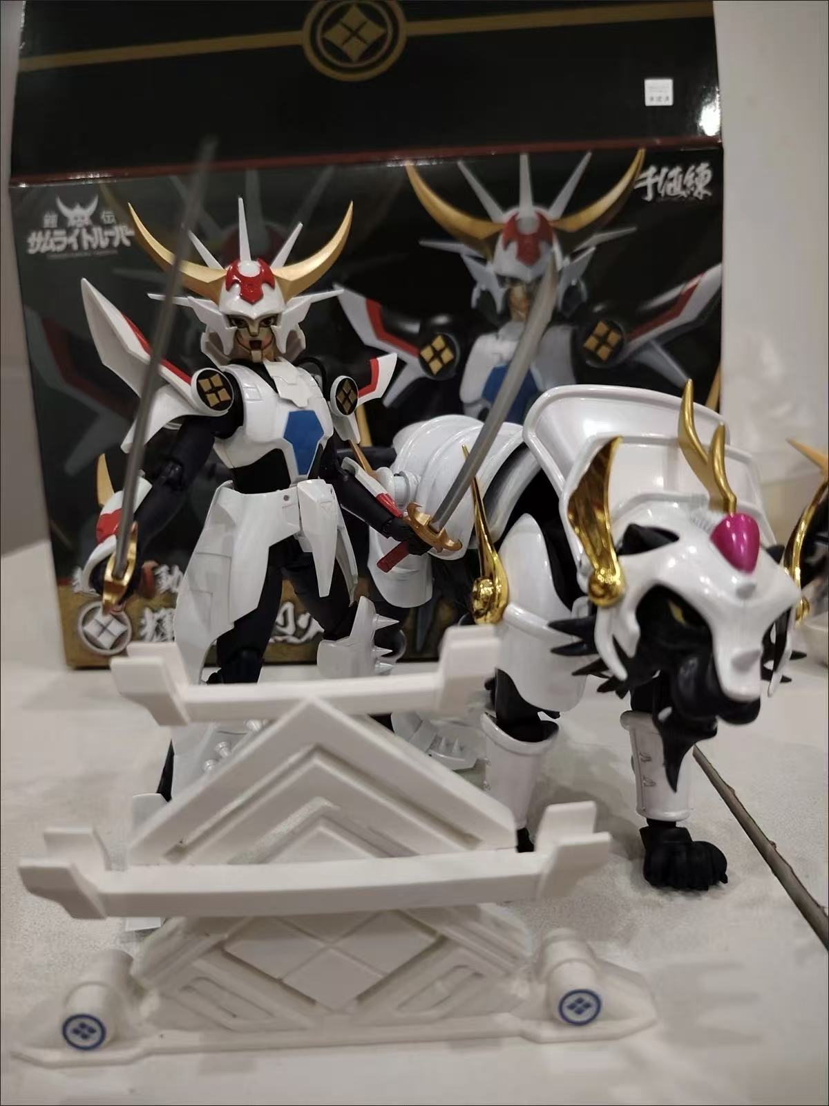 Figura de Acción de Yoroiden S - Bandai Tamashii Nations S.H.Figuarts reseña y precio